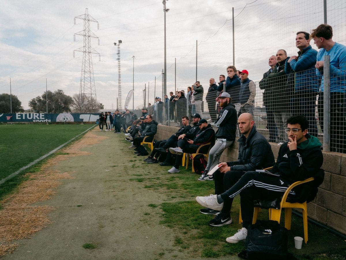 Entrenadores observando un partido en el campo natural durante el Eture Showcase 2025.