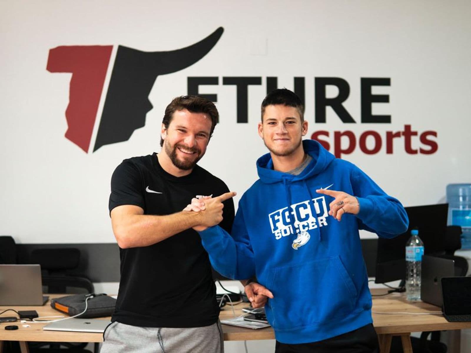 Ethan Hackenberg, alumni del Gap Year 19/20, visitando las instalaciones de Eture tras firmar con FGCU Soccer.