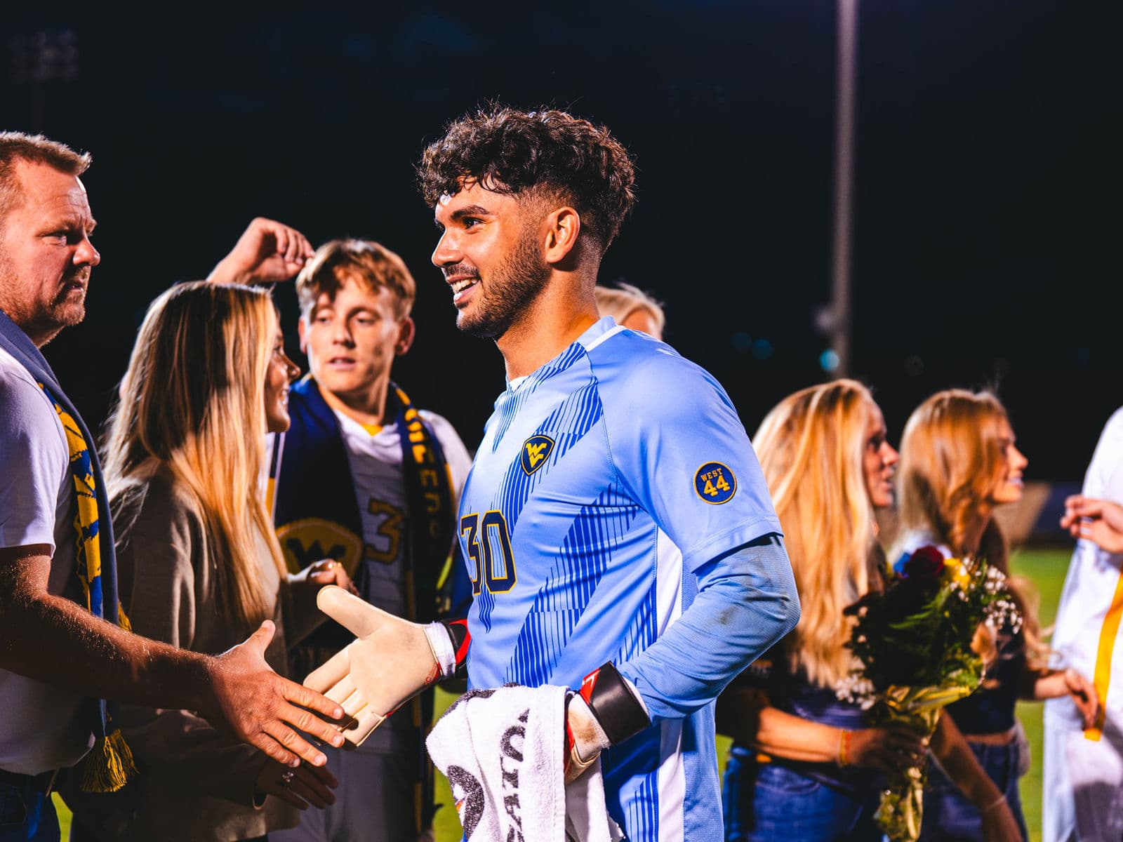 Barret Saul, alumni del Gap Year 2021/22, levantando el trofeo de la Sun Belt Conference.