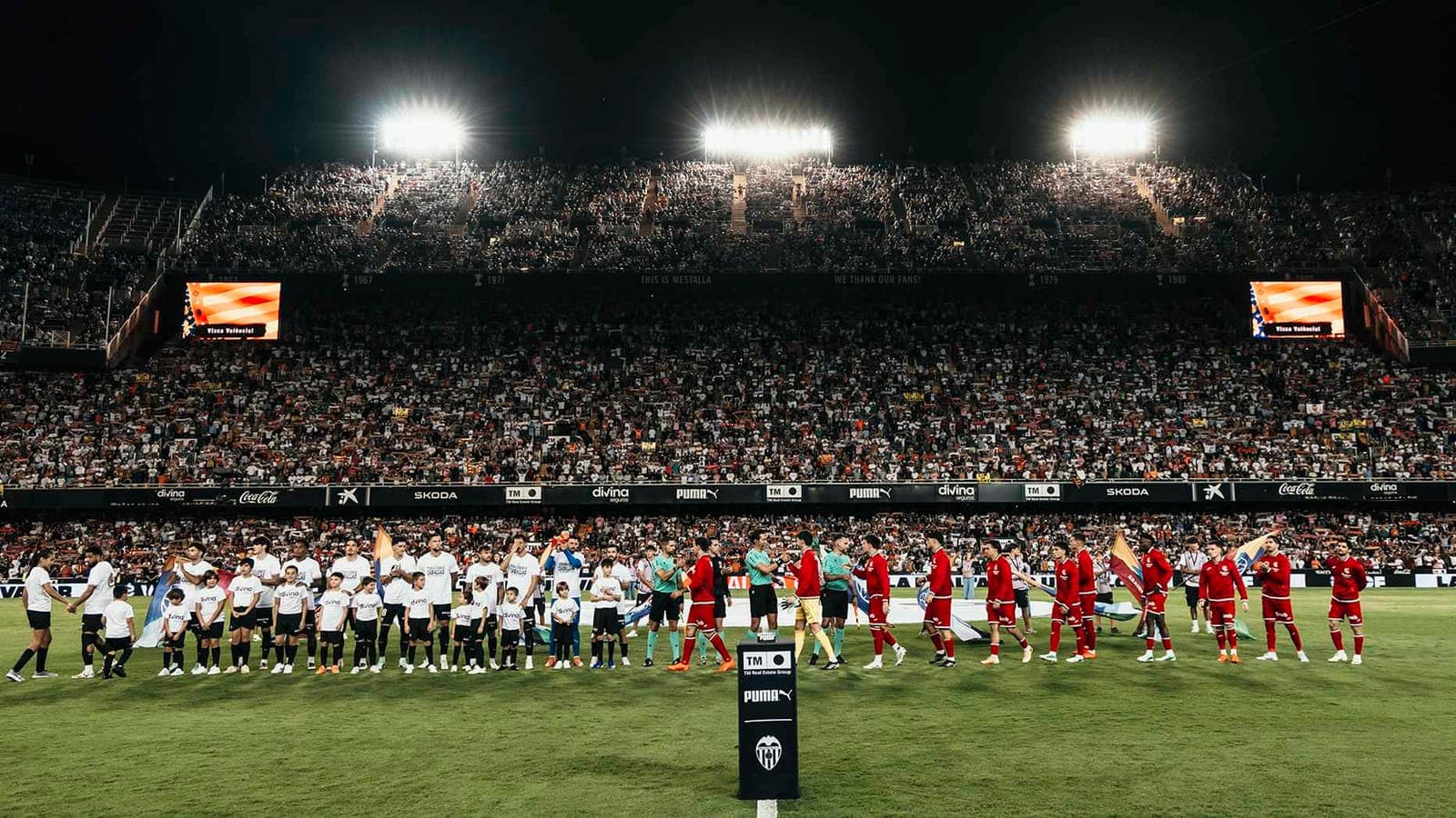 Los dos equipos formando en Mestalla bajo los focos