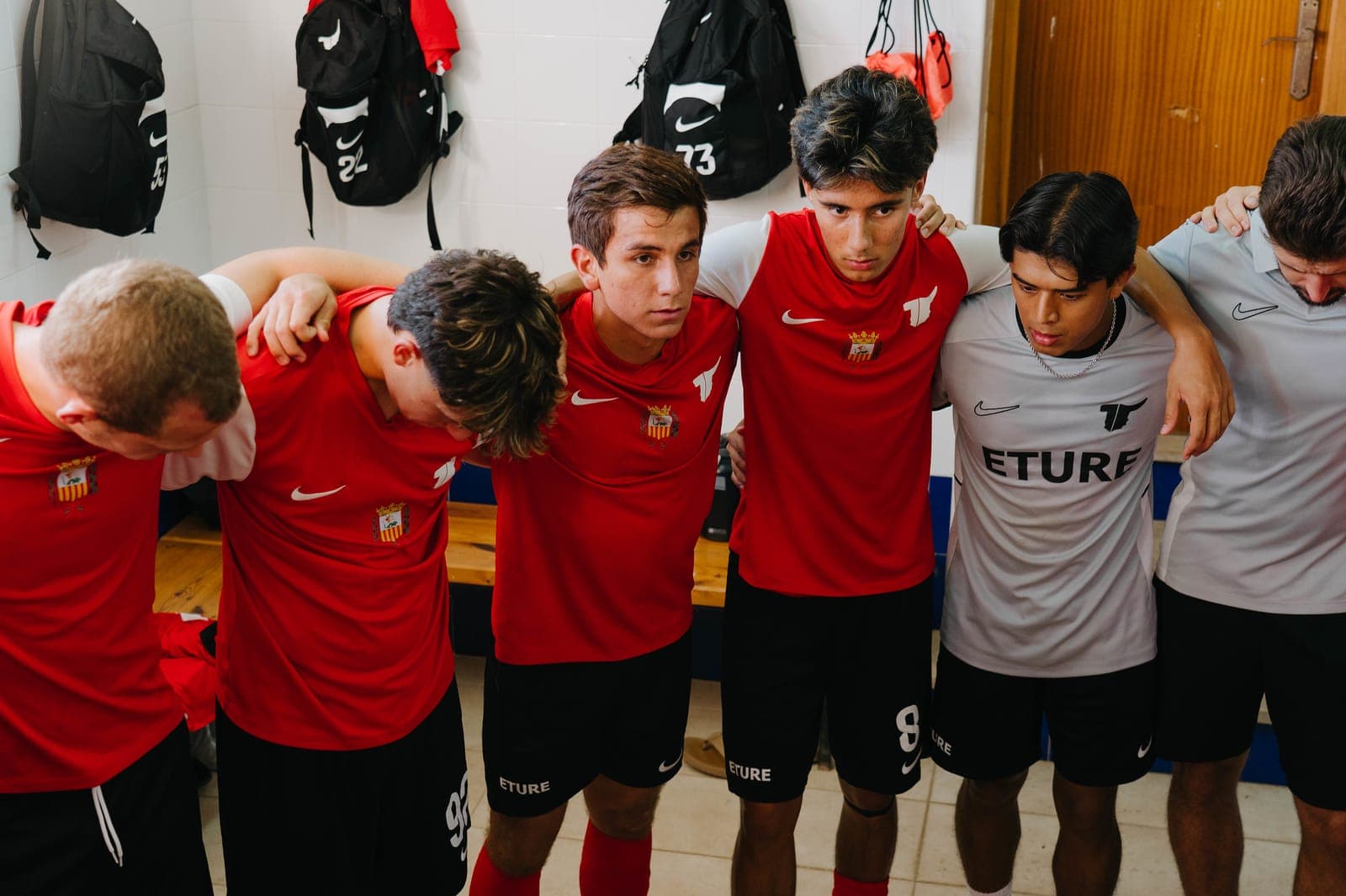 La plantilla del Eture FC abrazada en el vestuario antes de un partido
