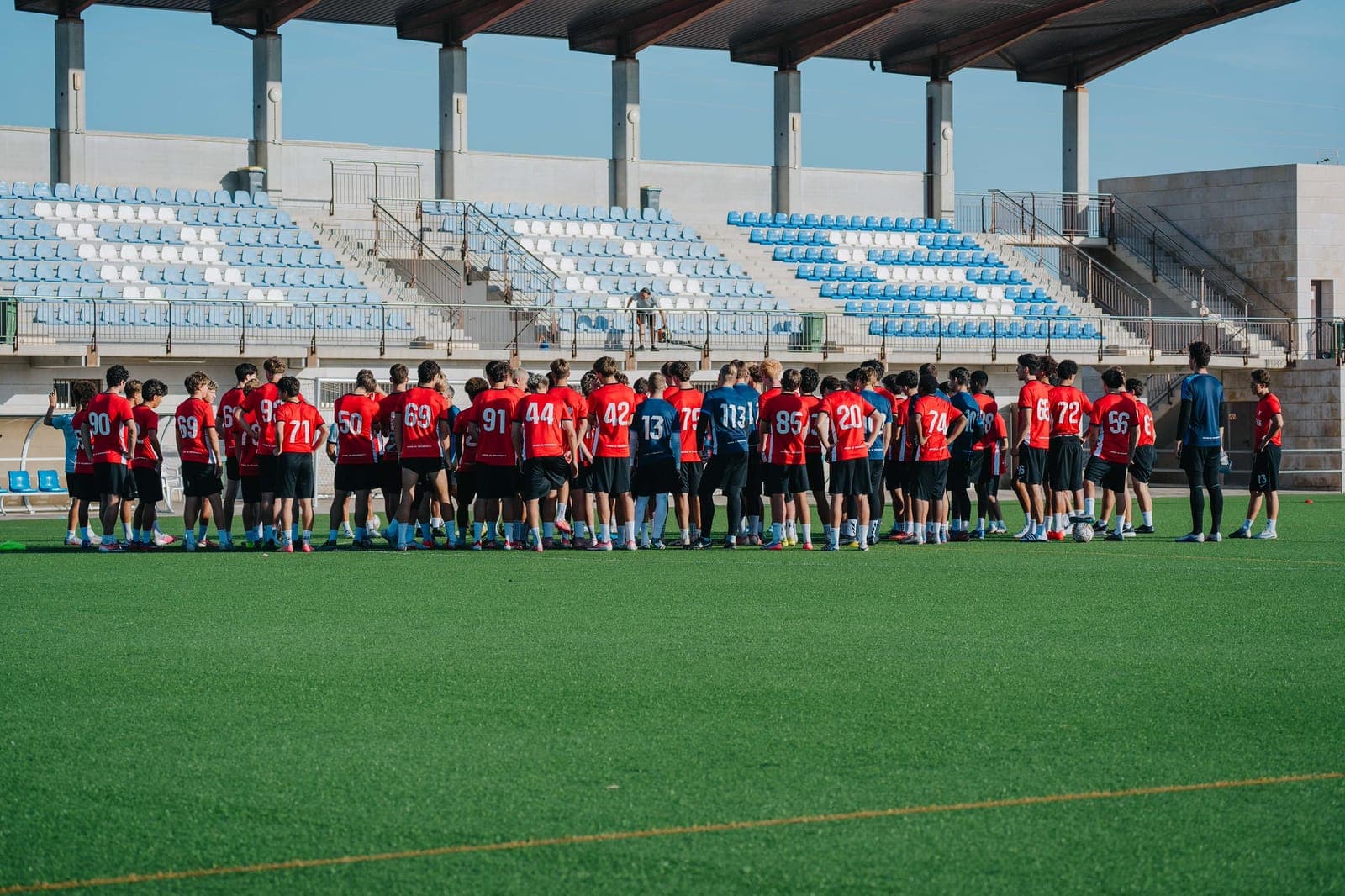 La plantilla formada en el campo al inicio de una sesión