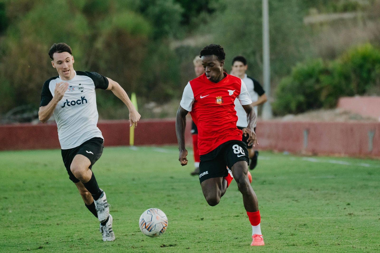 Un jugador del Eture FC conduciendo ante un rival en un partido de liga