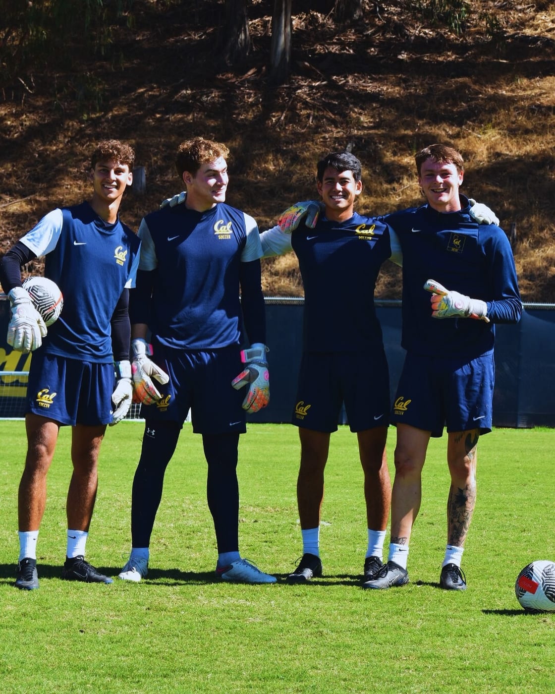 Aidan Ahmed con la equipación de los California Golden Bears