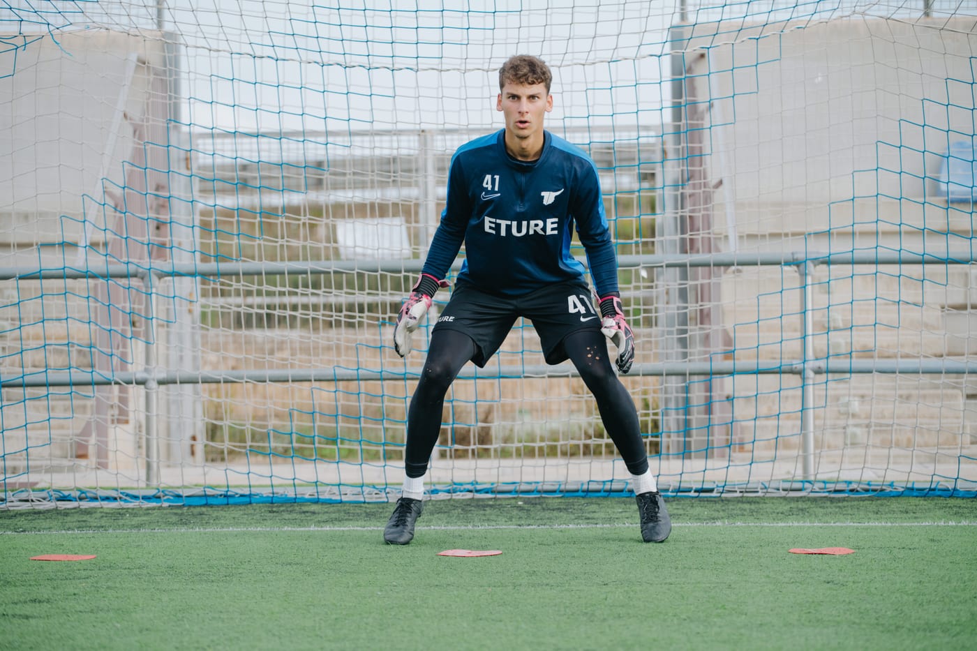 Aidan Ahmed bajo palos con el Eture FC en España