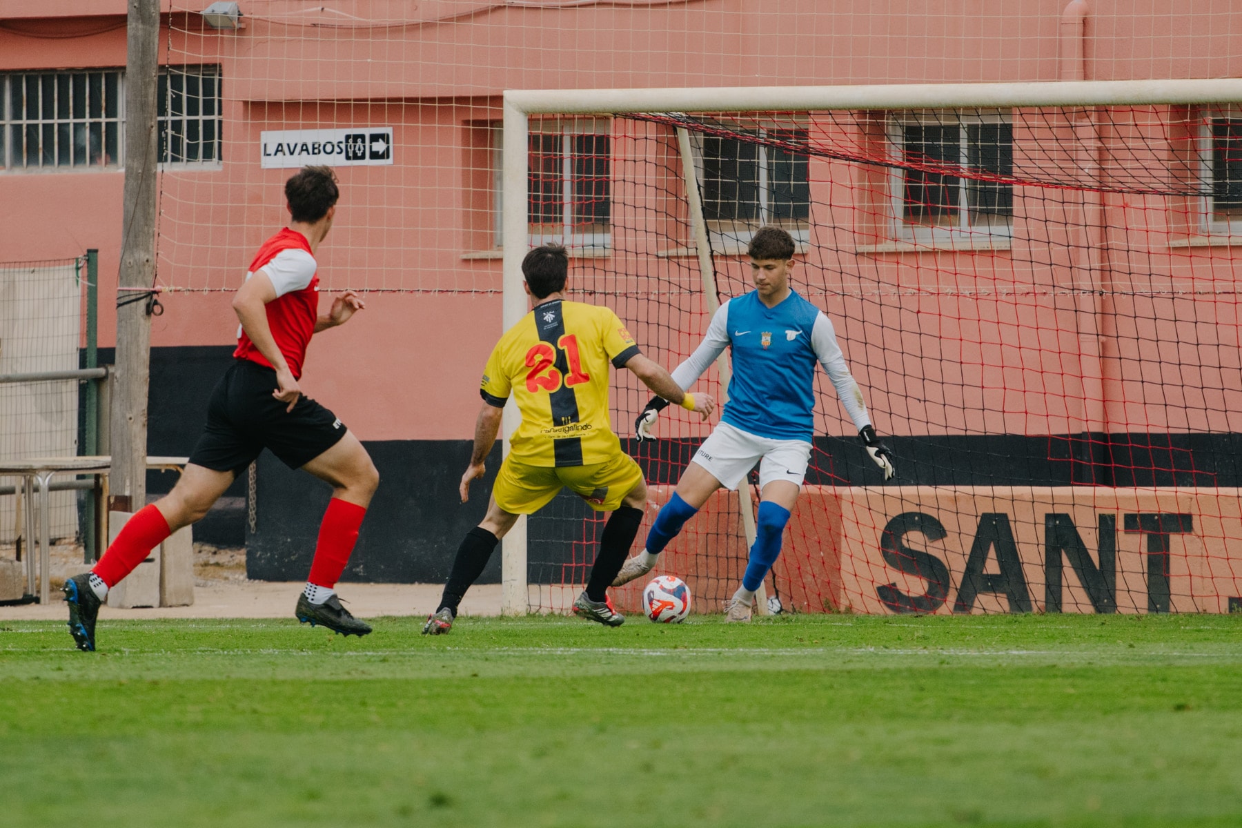Isaac Rosenthal en la portería del Eture FC en un partido de liga