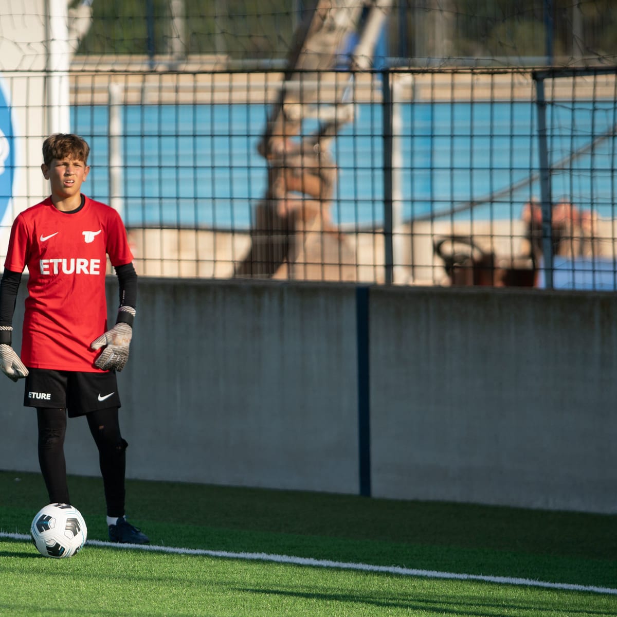 Isaac Rosenthal bajo palos con la equipación de Eture en su primer ID Summer Camp