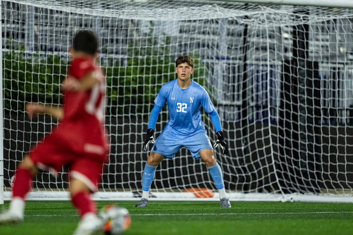 Isaac Rosenthal defendiendo la portería de Northwestern en la División I de la NCAA