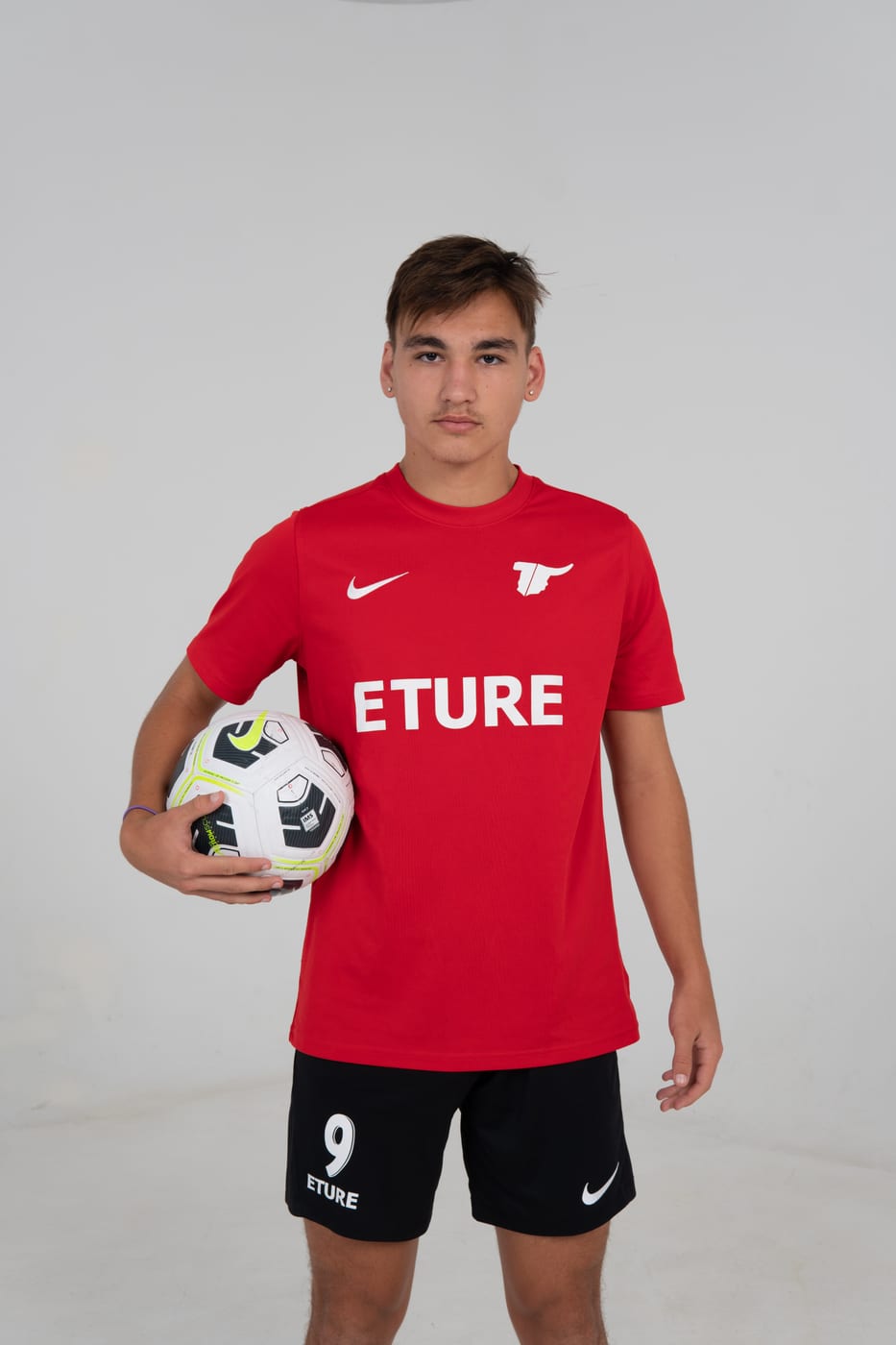 Isaiah Easley in Eture kit during his gap year in Spain
