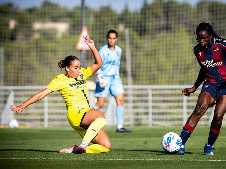 A tackle in a women's fixture between two Spanish clubs